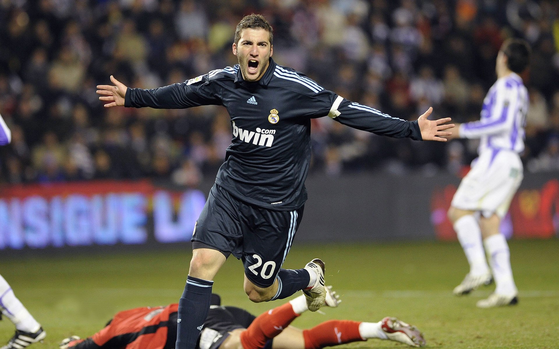 ky体育平台-传奇球星的“退休生活”:他们的日常与新身份,足球球星退役视频